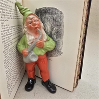 lysegrøn-hue-jakke-røde-bukser-saxofon-gammel-nisse-keramik 